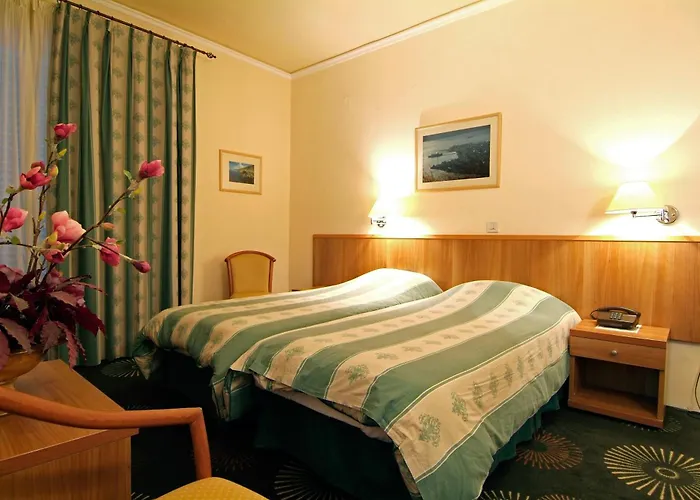 卡拉法提酒店 3* 伊第亚